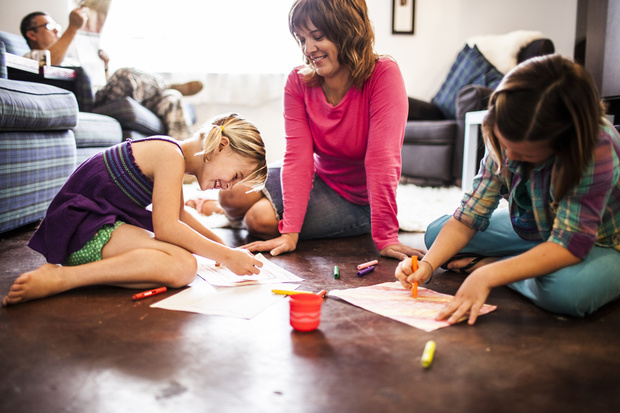 Чем заняться с ребенком дома: 10 идей, во что поиграть с детьми