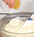 Фото приготовления рецепта: Лимонно-йогуртовый чизкейк, шаг №2