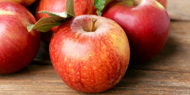 Продукты с высоким содержанием клетчатки: яблоки